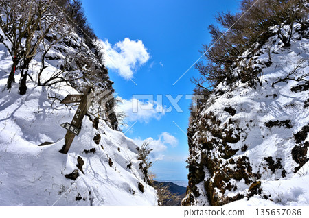 阿席達卡山脈：隆冬時的堀石峠－陡峭的懸崖隘口 135657086
