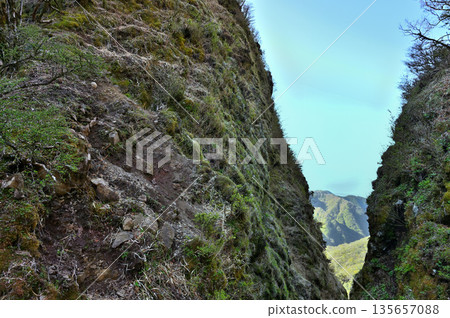 阿席達卡山脈－從刈石峠的山口眺望，刈石峠位於蓬萊山和陽武山之間。 135657088