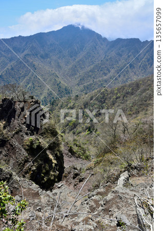 相須山脈的越前岳：春季從北城萩連眺望伊海岳與鋸切岳 135657099