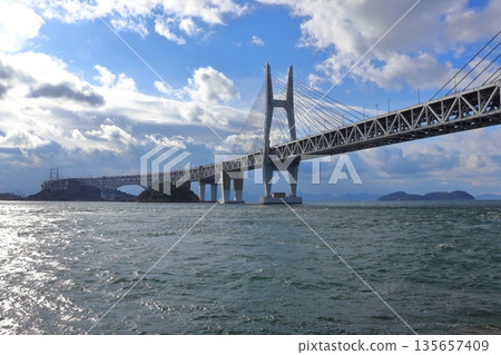 從岩黑島正下方瀨戶內大橋（朝向吉島方向）看到的景色 135657409