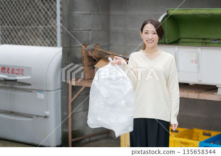 女人扔掉垃圾 135658344