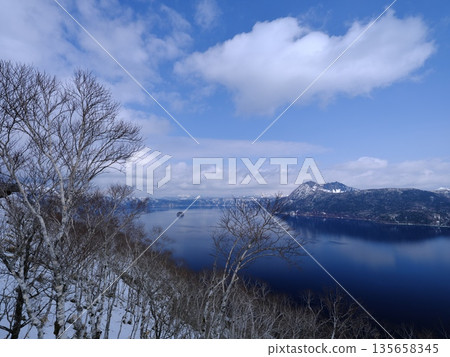 從摩修湖1號觀景台眺望摩修湖，湖面上殘存的白樺樹上仍覆蓋著皚皚白雪。 135658345