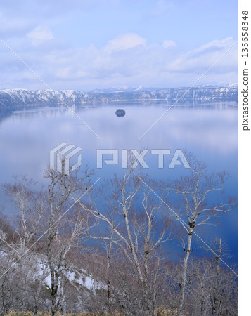 從摩修湖1號展望台眺望摩修湖上的神威州島，島上殘雪覆蓋。 135658348