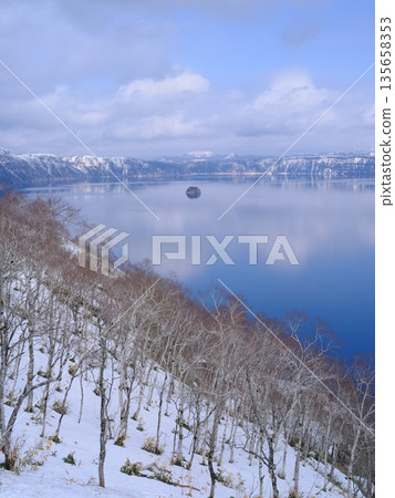從摩修湖1號展望台眺望摩修湖上的神威州島，島上殘雪覆蓋。 135658353