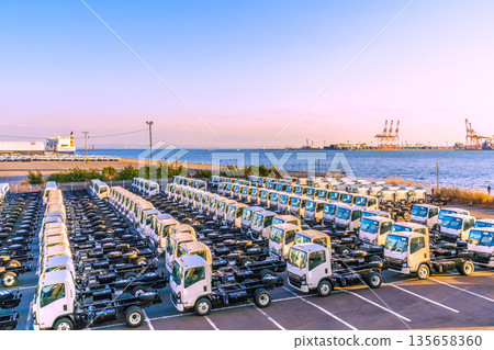 日本橫濱城市景觀。日本經濟……一排卡車。本牧碼頭位於右後方。新的填海工程正在進行中。 135658360