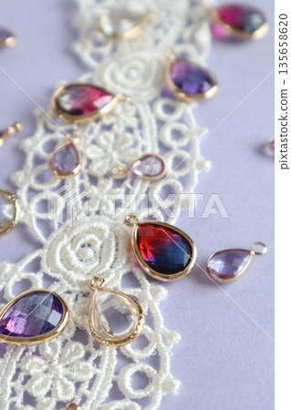 彩色玻璃珠和絲帶 135658620