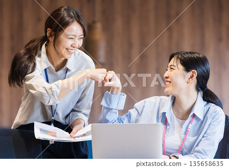 在辦公室工作的女商人 135658635