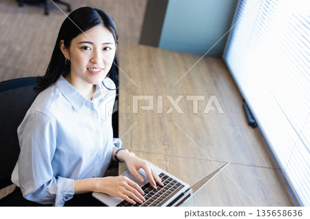 操作筆記本電腦的女人 135658636
