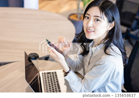 攻絲智能手機的婦女 135658637