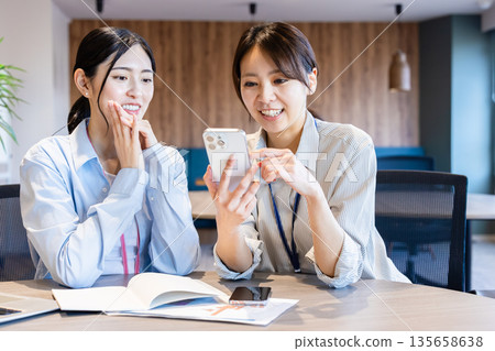 在辦公室工作的女商人 135658638