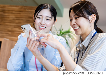 在辦公室工作的女商人 135658641