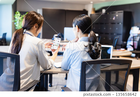 在辦公室工作的女商人 135658642