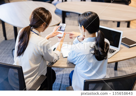 在辦公室工作的女商人 135658643