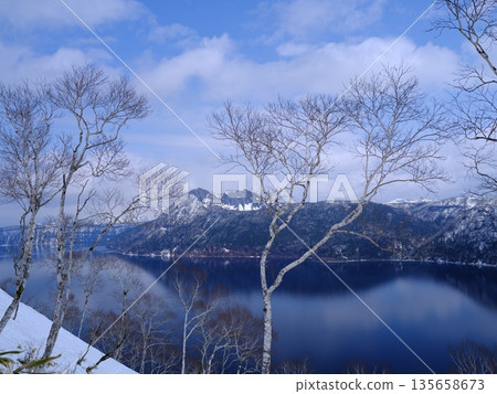 從摩修湖1號觀景台透過殘雪眺望摩修湖和神之谷 從摩修湖1號觀景台透過殘雪眺望摩修湖和神之谷 135658673