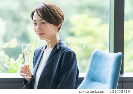 商界男女在晚宴上飲酒 135658719