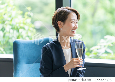 商界男女在晚宴上飲酒 135658720