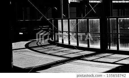 千葉市單軌電車縣立站羽衣人行天橋的黑白照片 135658742
