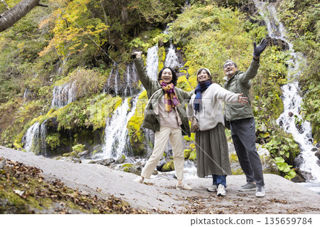 一對中年夫婦沿著山澗漫步 135659784