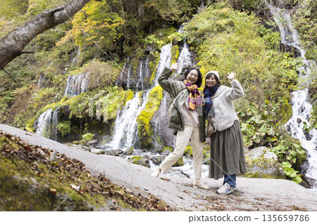 一對中年夫婦沿著山澗漫步 135659786