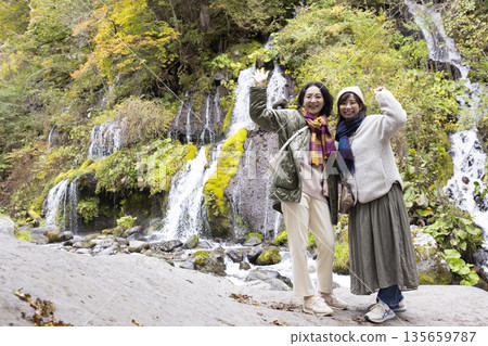一對中年夫婦沿著山澗漫步 135659787