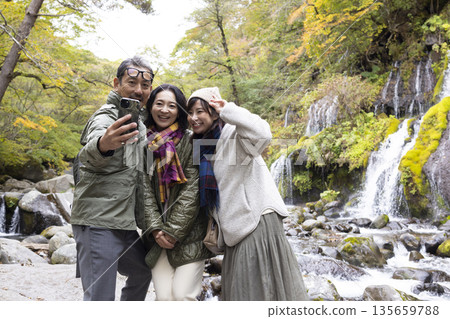 一對中年夫婦沿著山澗漫步 135659788