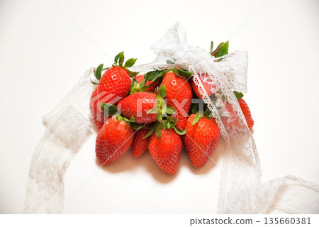 Sweet and delicious strawberries (Yayoihime from Saitama Prefecture) Sweet and delicious strawberries (Yayoihime from Saitama Prefecture) 135660381