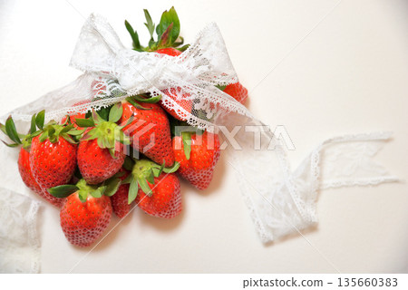 Sweet and delicious strawberries (Yayoihime from Saitama Prefecture) Sweet and delicious strawberries (Yayoihime from Saitama Prefecture) 135660383