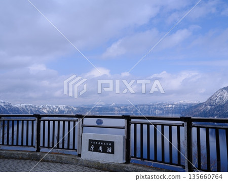 從神威露台眺望摩週湖,湖面上仍殘留著積雪。 從神威露台眺望摩週湖,湖面上仍殘留著積雪。 135660764