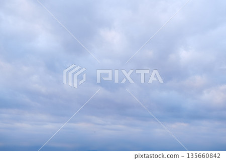 清晨天空陰雲密布，氣勢磅礴。 135660842