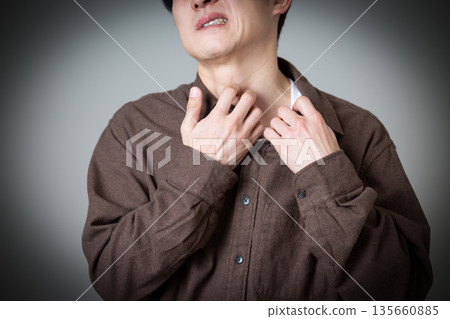 一位中年男子飽受皮膚乾燥、搔癢的困擾。 135660885