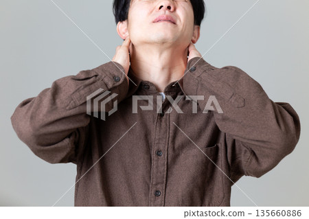 中年婦女頸部疼痛 135660886