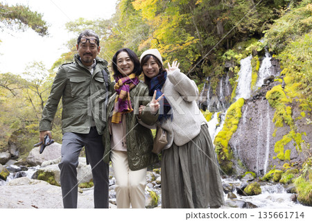 一對中年夫婦沿著山澗漫步 135661714