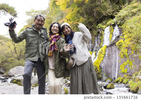 一對中年夫婦沿著山澗漫步 135661716