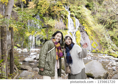 女孩們一起去探索山澗 135661720