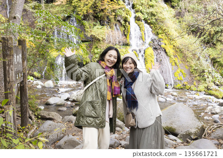 女孩們一起去探索山澗 135661721