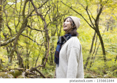 走過秋天森林的女人 135661844