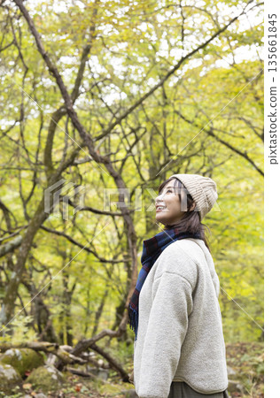 走過秋天森林的女人 135661845