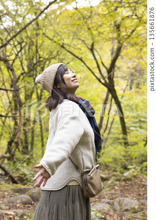 走過秋天森林的女人 135661876