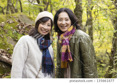 穿越森林的女人 135661877