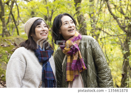 穿越森林的女人 135661878