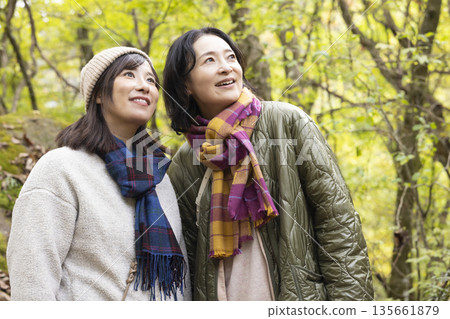 穿越森林的女人 135661879