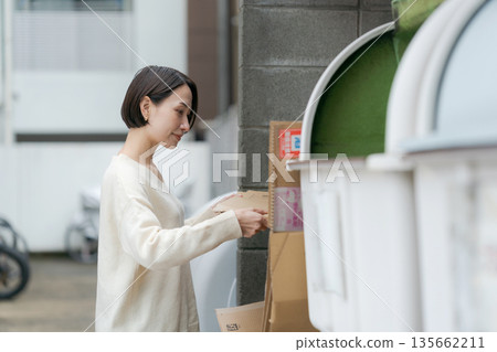 女人扔掉垃圾 135662211