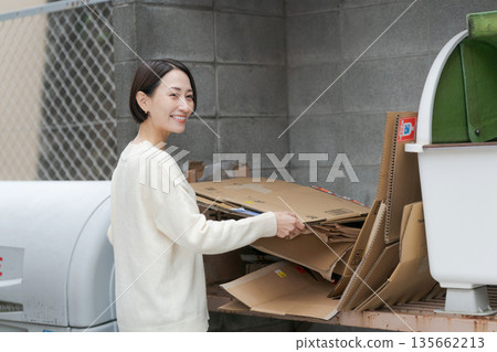 女人扔掉垃圾 135662213