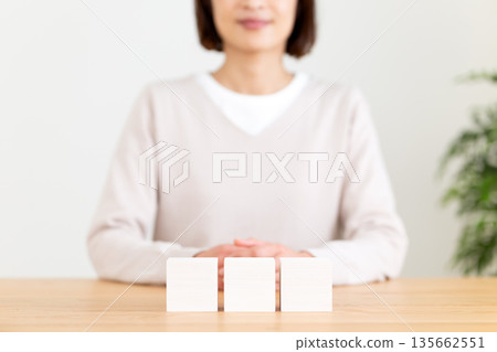 White plain block and middle-aged woman White plain block and middle-aged woman 135662551