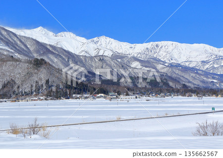 從山腳看冬天的白馬山脈 135662567