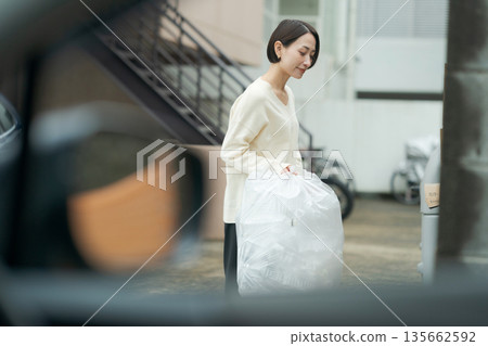 女人扔掉垃圾 女人扔掉垃圾 135662592