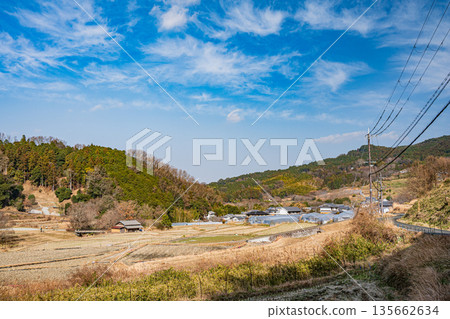 奈良縣飛鳥村稻淵梯田的冬季景色,這裡是日本百大名梯田之一。 奈良縣飛鳥村稻淵梯田的冬季景色,這裡是日本百大名梯田之一。 135662634