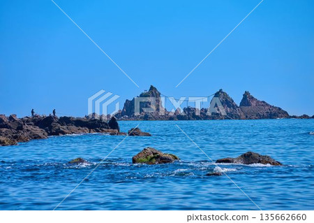 從神奈川縣真鶴町真鶴半島的番場浦海灘步道上可以看到漁民和三石汽車。 從神奈川縣真鶴町真鶴半島的番場浦海灘步道上可以看到漁民和三石汽車。 135662660