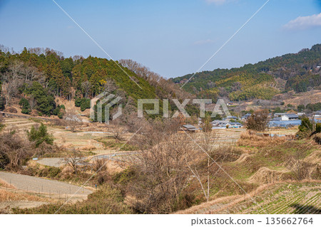 奈良縣飛鳥村稻淵梯田的冬季景色,這裡是日本百大名梯田之一。 奈良縣飛鳥村稻淵梯田的冬季景色,這裡是日本百大名梯田之一。 135662764