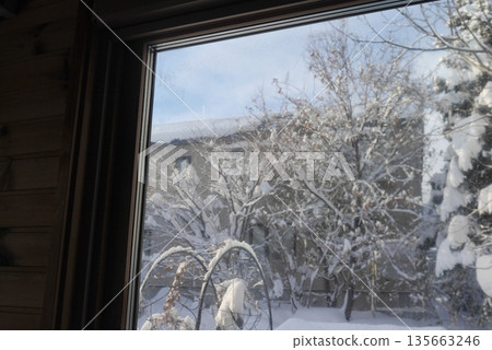 窗外看到的雪景 135663246